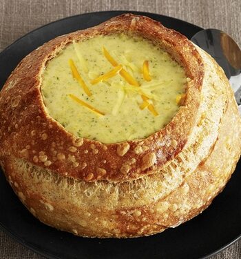 Суп-пюре с брокколи и сыром чеддер в хлебе