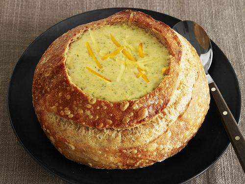 Суп-пюре с брокколи и сыром чеддер в хлебе