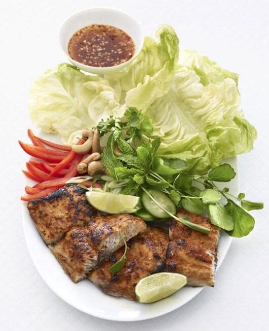 Салат из махи-махи с красным кари по-тайски