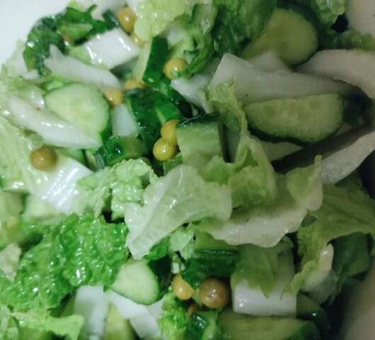 Зеленый овощной салат с пекинской капустой