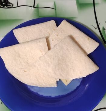 Тортильи сырные с колбасой на завтрак