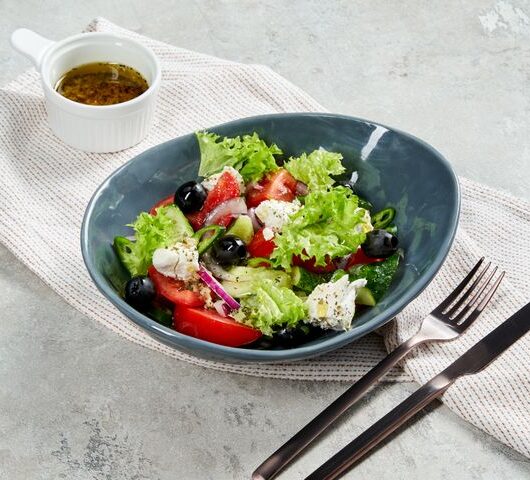 Классический греческий салат с красным луком
