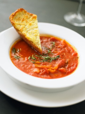 Охлажденный томатный суп с печеными красными перцами и сливками
