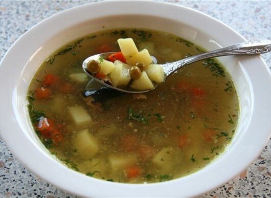 Суп из консервированного тунца с зеленым горошком