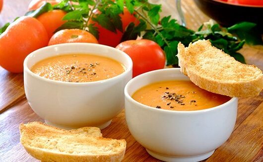 Томатный суп из запеченных помидор с чесночными тостами