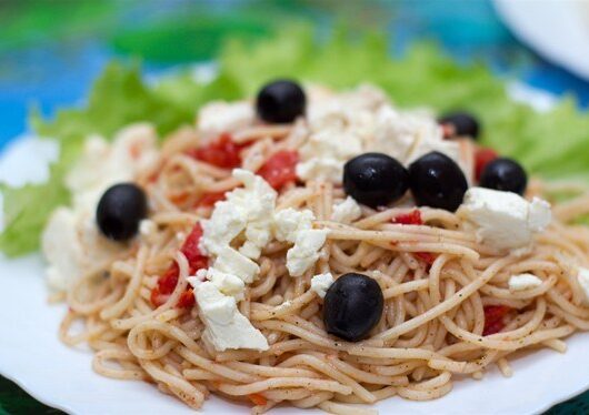 Спагетти с фетой и оливками