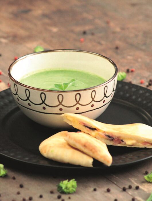 Зеленый крем-суп с питой