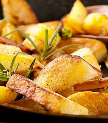 Жареная картошка с чесноком и розмарином