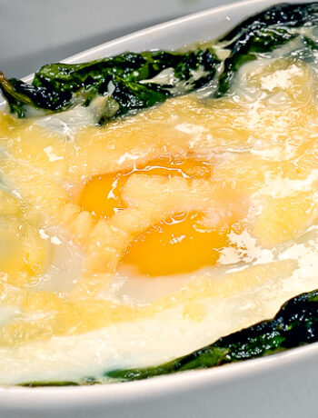 Запеченные яйца со шпинатом и сыром