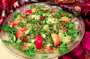 Салат с зеленой редькой и огурцом "Праздничный"