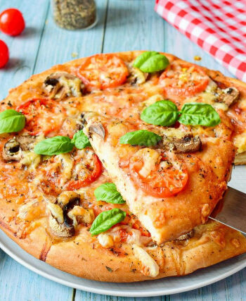 Пицца с грибами помидорами и сыром