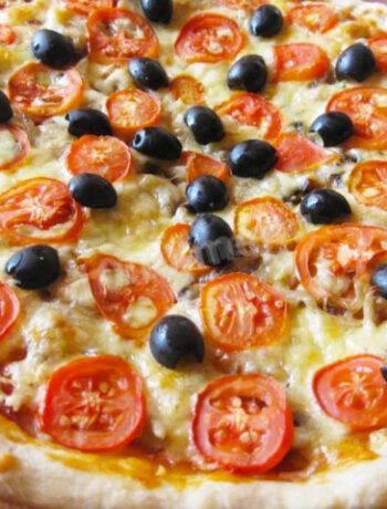 Вегетарианская пицца с грибами и сыром в духовке
