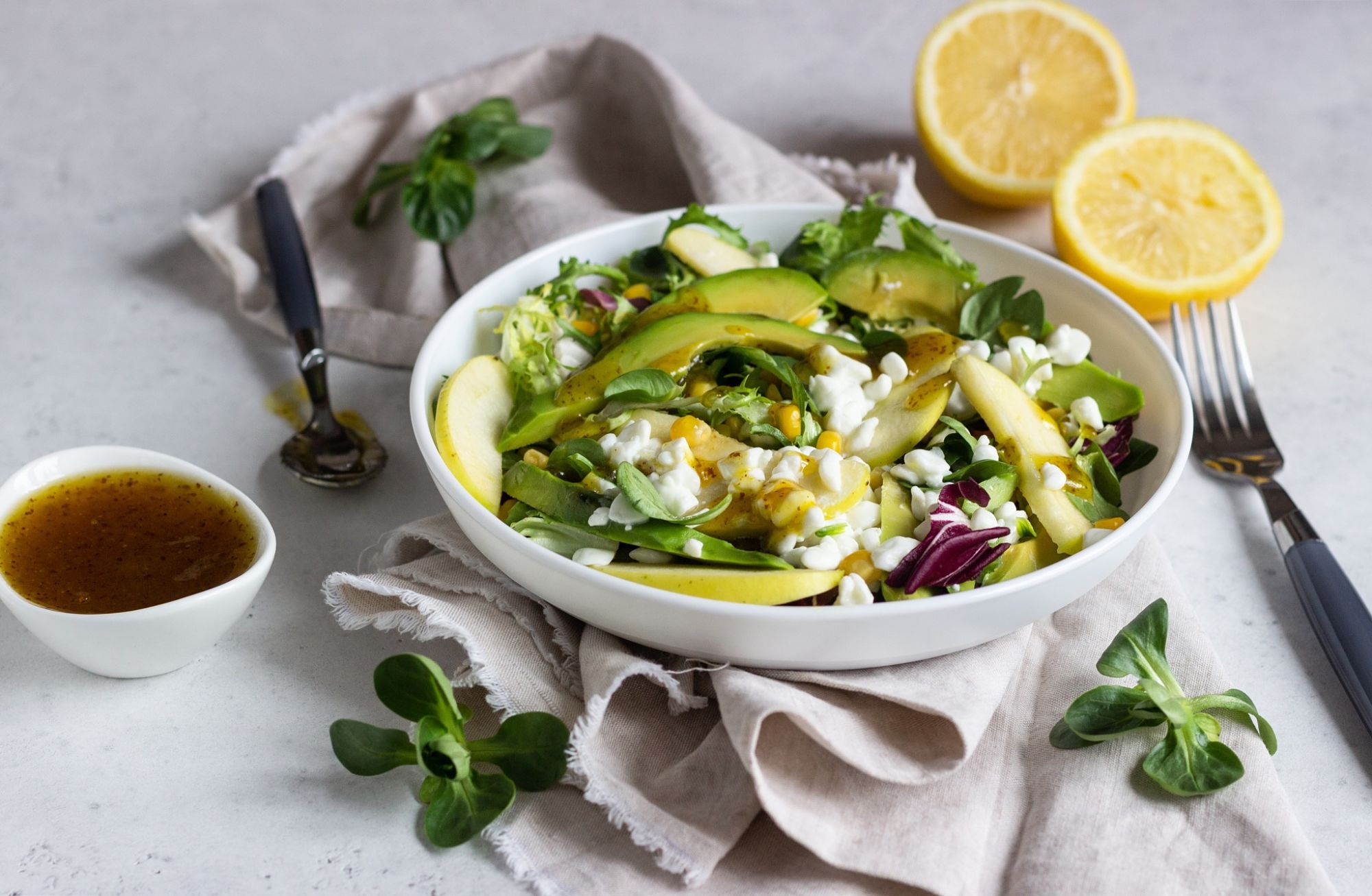 Салат с консервы и яблока. Салат зеленый с кукурузой. Салат с кукурузой и яблоком. Зеленый салат с авокадо. Салат с зелёным яблоком и кукурузой.